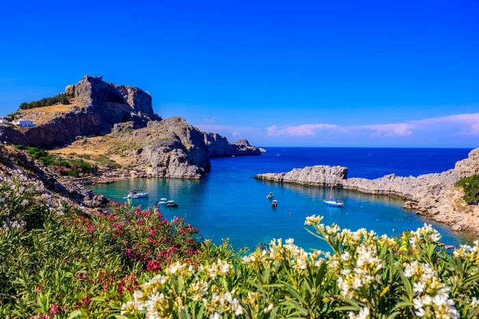 Plajă împodobită cu flori, cum este obiceiul grecesc. FOTO: Shutterstock