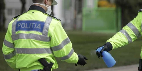 Soldati politisti verifica acte patruleaza piata Unirii coronavirus FOTO Inquam Photos / Octav Ganea